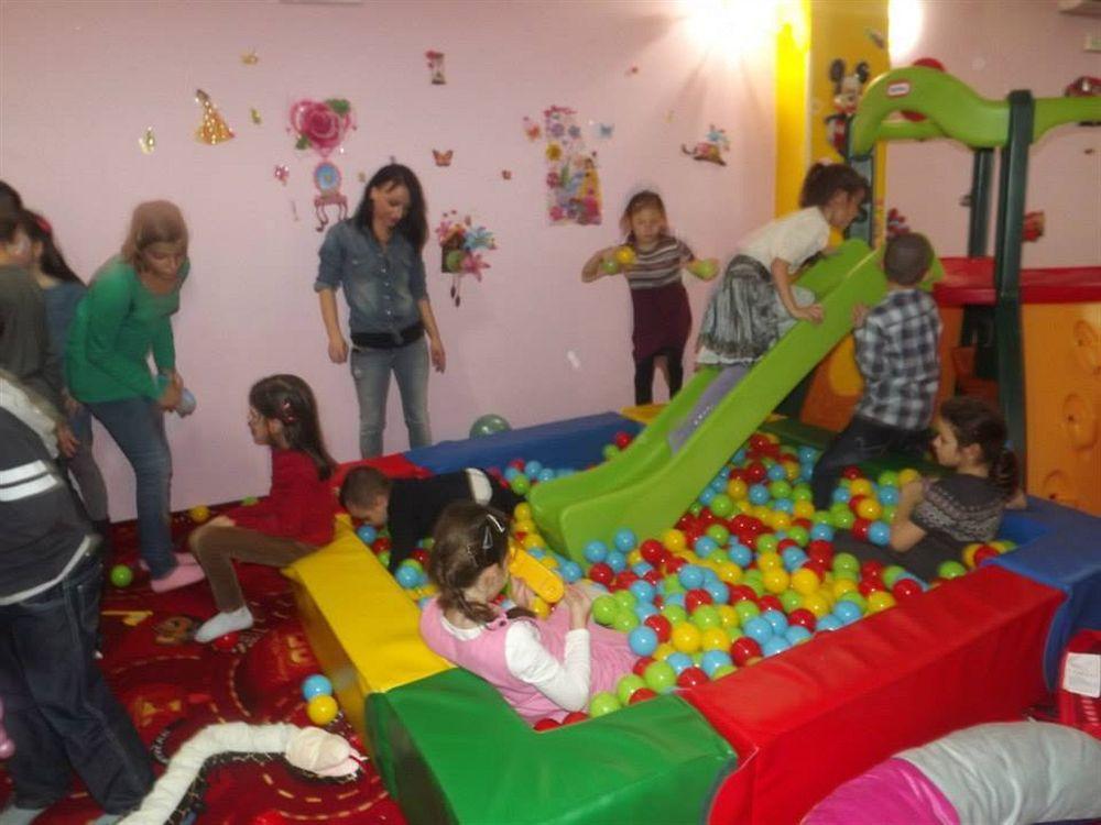 West Plaza Hotel Bukares Bagian luar foto
