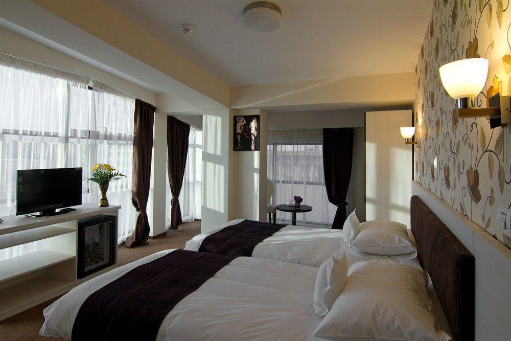 West Plaza Hotel Bukares Bagian luar foto