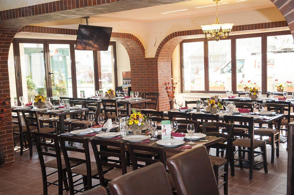 West Plaza Hotel Bukares Bagian luar foto