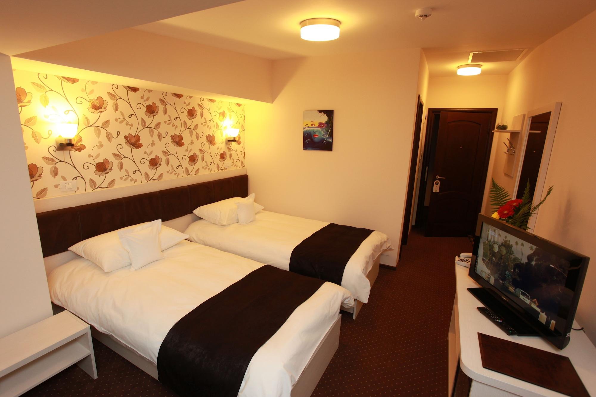 West Plaza Hotel Bukares Bagian luar foto