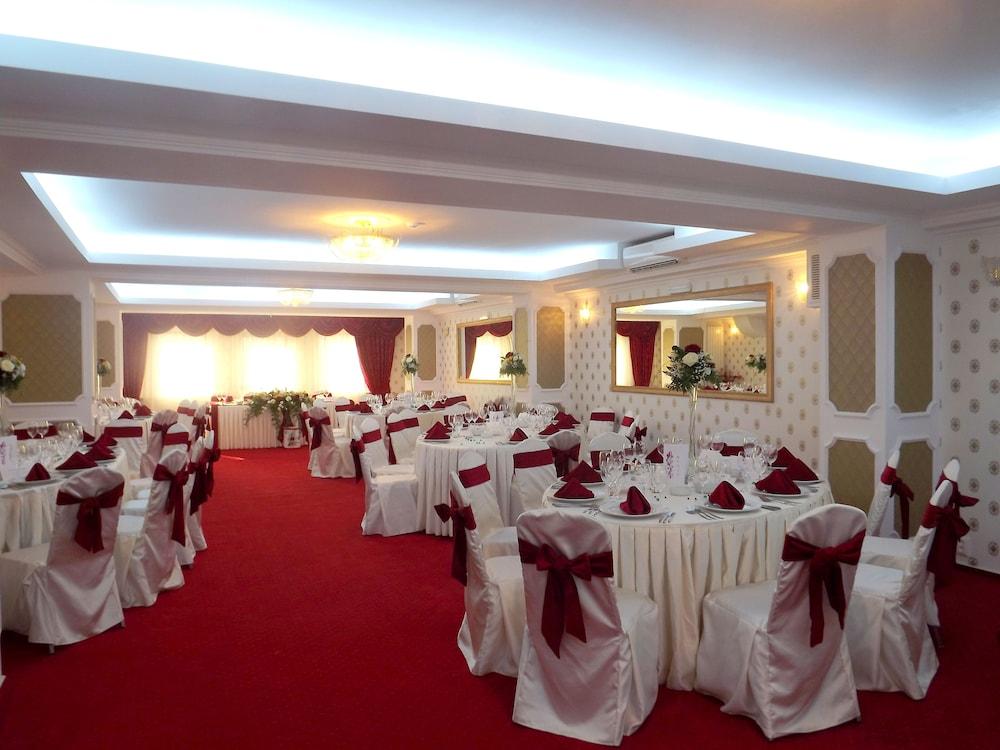 West Plaza Hotel Bukares Bagian luar foto