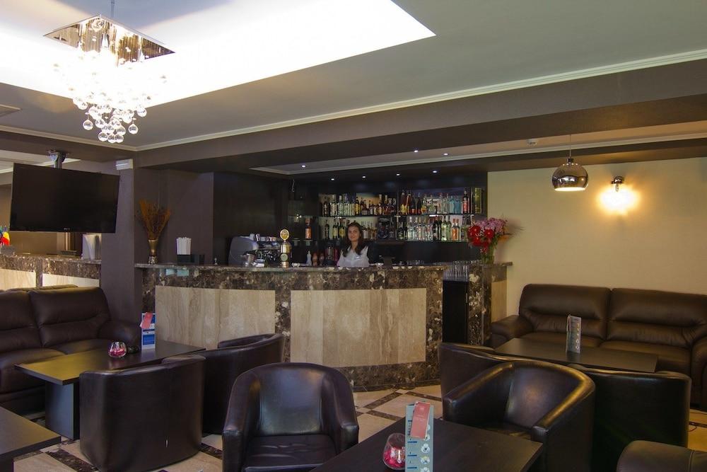 West Plaza Hotel Bukares Bagian luar foto