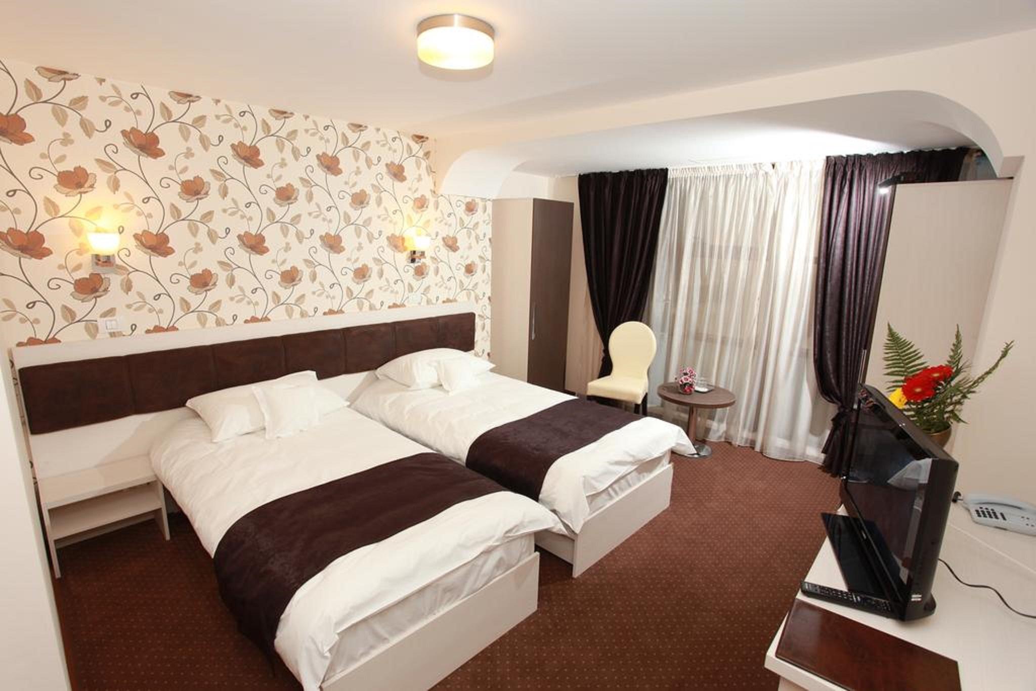 West Plaza Hotel Bukares Bagian luar foto