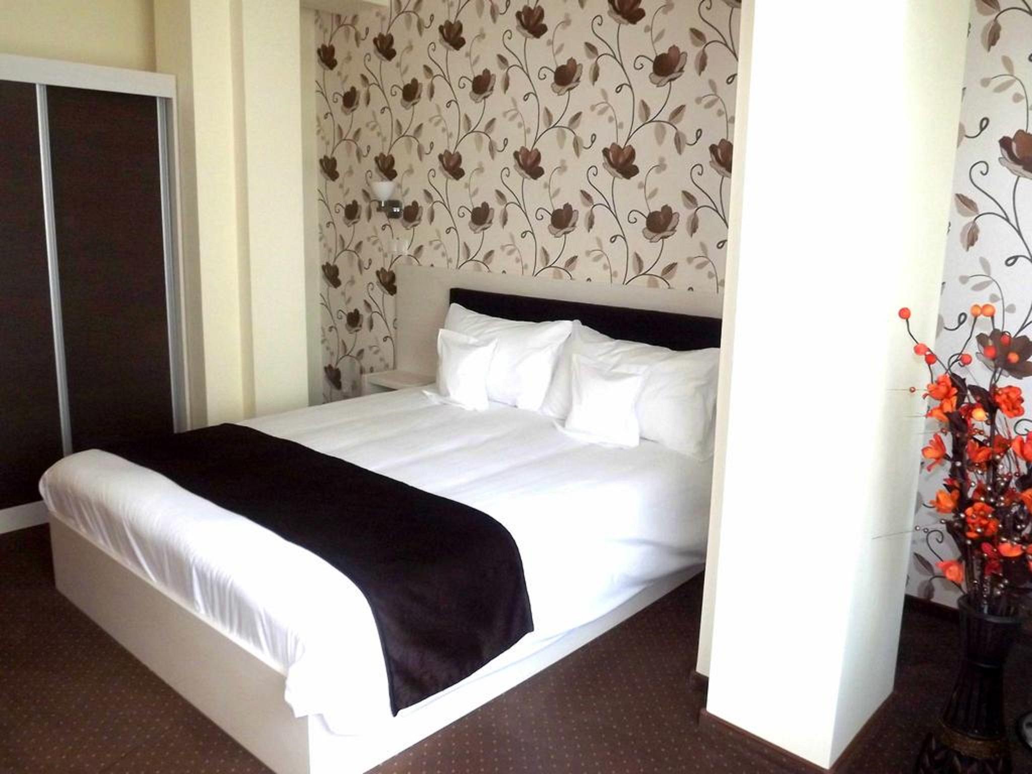 West Plaza Hotel Bukares Bagian luar foto