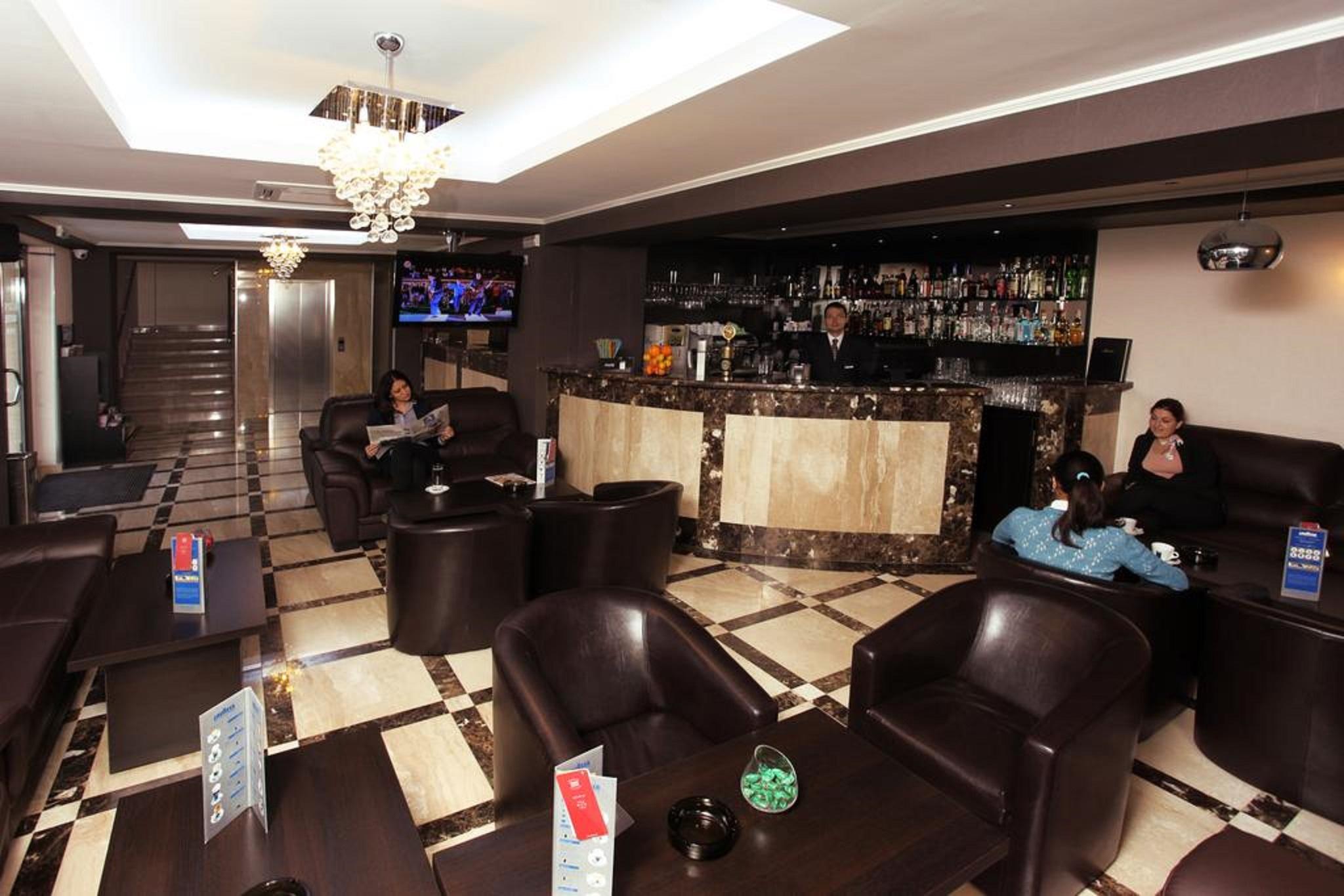 West Plaza Hotel Bukares Bagian luar foto