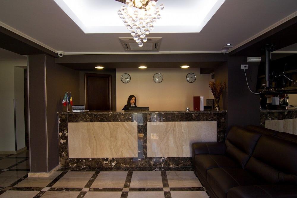 West Plaza Hotel Bukares Bagian luar foto