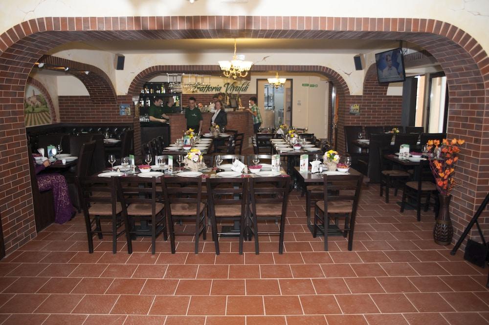 West Plaza Hotel Bukares Bagian luar foto