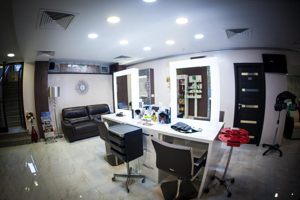 West Plaza Hotel Bukares Bagian luar foto