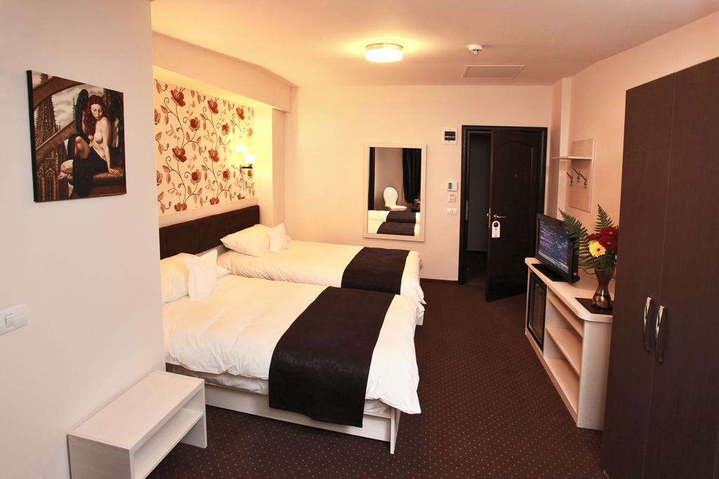 West Plaza Hotel Bukares Bagian luar foto