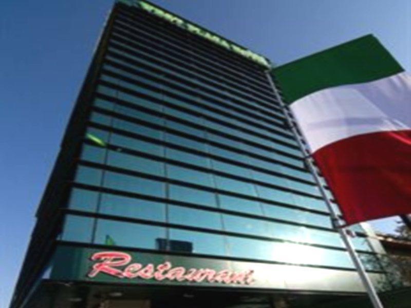 West Plaza Hotel Bukares Bagian luar foto