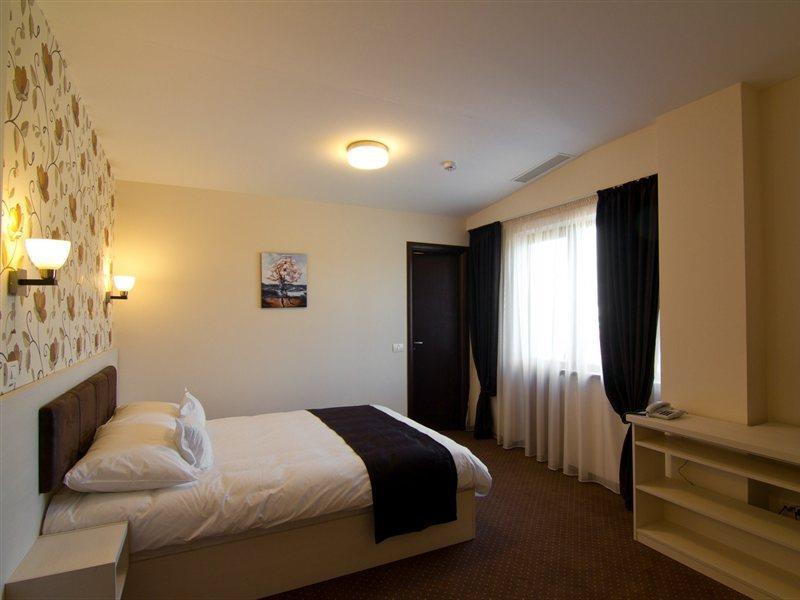 West Plaza Hotel Bukares Bagian luar foto