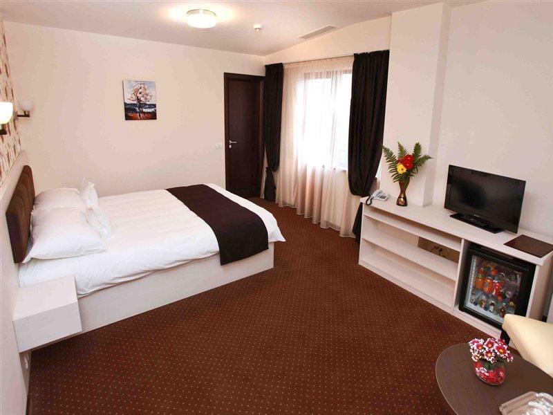 West Plaza Hotel Bukares Bagian luar foto