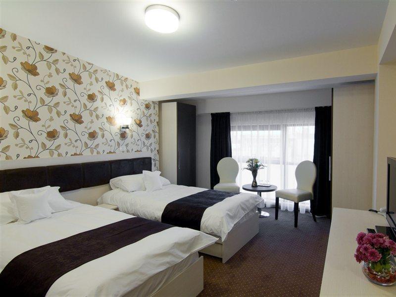 West Plaza Hotel Bukares Bagian luar foto