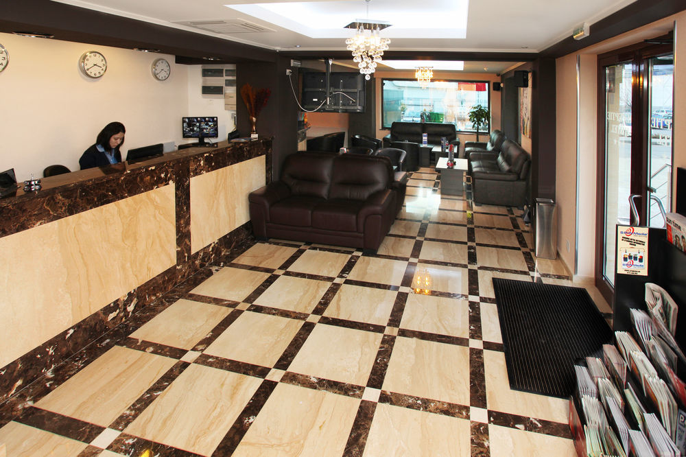 West Plaza Hotel Bukares Bagian luar foto