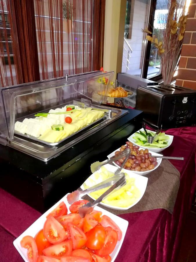 West Plaza Hotel Bukares Bagian luar foto