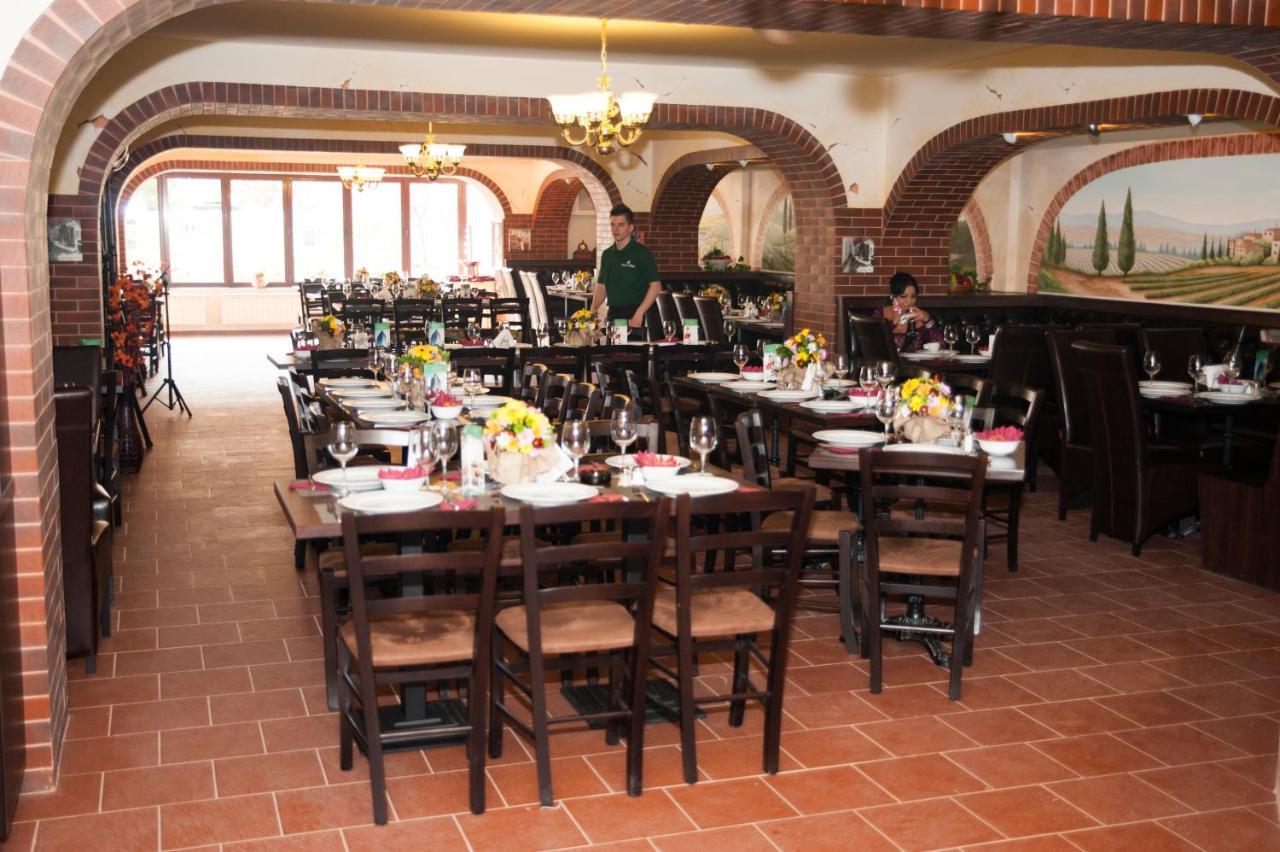 West Plaza Hotel Bukares Bagian luar foto