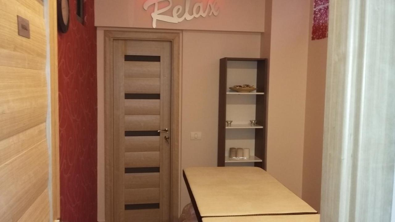 West Plaza Hotel Bukares Bagian luar foto